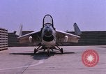 Standbild US Marine Corps F-8E CrUSAder Flugzeuge nehmen sie auf einer Mission Da Nang Vietnam, 1967, aus Sekunde 14 historischem Filmmaterial Videoclip 65675024125
