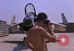 Standbild US Marine Corps F-8E CrUSAder Flugzeuge nehmen sie auf einer Mission Da Nang Vietnam, 1967, aus Sekunde 18 historischem Filmmaterial Videoclip 65675024125