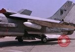 Standbild US Marine Corps F-8E CrUSAder Flugzeuge nehmen sie auf einer Mission Da Nang Vietnam, 1967, aus Sekunde 22 historischem Filmmaterial Videoclip 65675024125