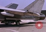 Standbild US Marine Corps F-8E CrUSAder Flugzeuge nehmen sie auf einer Mission Da Nang Vietnam, 1967, aus Sekunde 23 historischem Filmmaterial Videoclip 65675024125