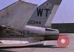 Standbild US Marine Corps F-8E CrUSAder Flugzeuge nehmen sie auf einer Mission Da Nang Vietnam, 1967, aus Sekunde 25 historischem Filmmaterial Videoclip 65675024125