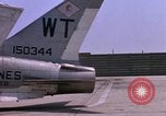 Standbild US Marine Corps F-8E CrUSAder Flugzeuge nehmen sie auf einer Mission Da Nang Vietnam, 1967, aus Sekunde 26 historischem Filmmaterial Videoclip 65675024125