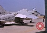 Standbild US Marine Corps F-8E CrUSAder Flugzeuge nehmen sie auf einer Mission Da Nang Vietnam, 1967, aus Sekunde 32 historischem Filmmaterial Videoclip 65675024125