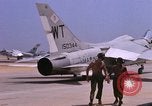 Standbild US Marine Corps F-8E CrUSAder Flugzeuge nehmen sie auf einer Mission Da Nang Vietnam, 1967, aus Sekunde 35 historischem Filmmaterial Videoclip 65675024125