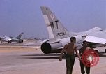 Standbild US Marine Corps F-8E CrUSAder Flugzeuge nehmen sie auf einer Mission Da Nang Vietnam, 1967, aus Sekunde 36 historischem Filmmaterial Videoclip 65675024125