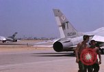 Standbild US Marine Corps F-8E CrUSAder Flugzeuge nehmen sie auf einer Mission Da Nang Vietnam, 1967, aus Sekunde 37 historischem Filmmaterial Videoclip 65675024125