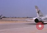Standbild US Marine Corps F-8E CrUSAder Flugzeuge nehmen sie auf einer Mission Da Nang Vietnam, 1967, aus Sekunde 39 historischem Filmmaterial Videoclip 65675024125
