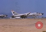 Standbild US Marine Corps F-8E CrUSAder Flugzeuge nehmen sie auf einer Mission Da Nang Vietnam, 1967, aus Sekunde 46 historischem Filmmaterial Videoclip 65675024125