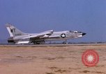 Standbild US Marine Corps F-8E CrUSAder Flugzeuge nehmen sie auf einer Mission Da Nang Vietnam, 1967, aus Sekunde 47 historischem Filmmaterial Videoclip 65675024125