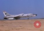 Standbild US Marine Corps F-8E CrUSAder Flugzeuge nehmen sie auf einer Mission Da Nang Vietnam, 1967, aus Sekunde 48 historischem Filmmaterial Videoclip 65675024125