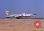 Standbild US Marine Corps F-8E CrUSAder Flugzeuge nehmen sie auf einer Mission Da Nang Vietnam, 1967, aus Sekunde 49 historischem Filmmaterial Videoclip 65675024125