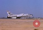Standbild US Marine Corps F-8E CrUSAder Flugzeuge nehmen sie auf einer Mission Da Nang Vietnam, 1967, aus Sekunde 50 historischem Filmmaterial Videoclip 65675024125