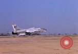 Standbild US Marine Corps F-8E CrUSAder Flugzeuge nehmen sie auf einer Mission Da Nang Vietnam, 1967, aus Sekunde 51 historischem Filmmaterial Videoclip 65675024125