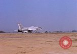 Standbild US Marine Corps F-8E CrUSAder Flugzeuge nehmen sie auf einer Mission Da Nang Vietnam, 1967, aus Sekunde 52 historischem Filmmaterial Videoclip 65675024125