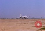 Standbild US Marine Corps F-8E CrUSAder Flugzeuge nehmen sie auf einer Mission Da Nang Vietnam, 1967, aus Sekunde 53 historischem Filmmaterial Videoclip 65675024125