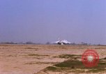 Standbild US Marine Corps F-8E CrUSAder Flugzeuge nehmen sie auf einer Mission Da Nang Vietnam, 1967, aus Sekunde 55 historischem Filmmaterial Videoclip 65675024125