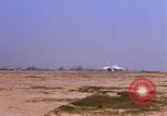 Standbild US Marine Corps F-8E CrUSAder Flugzeuge nehmen sie auf einer Mission Da Nang Vietnam, 1967, aus Sekunde 56 historischem Filmmaterial Videoclip 65675024125