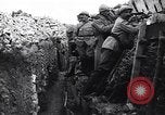 Immagine di Trincee francese nelle linee del fronte Francia, 1918, secondo 14 filmato di repertorio 65675024139