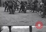 Standbild belgischen Motor Cycle Korps Paris Frankreich, 1915, aus Sekunde 4 historischem Filmmaterial Videoclip 65675024142
