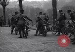 Standbild belgischen Motor Cycle Korps Paris Frankreich, 1915, aus Sekunde 6 historischem Filmmaterial Videoclip 65675024142
