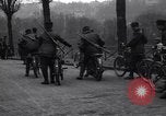 Standbild belgischen Motor Cycle Korps Paris Frankreich, 1915, aus Sekunde 7 historischem Filmmaterial Videoclip 65675024142