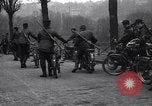 Standbild belgischen Motor Cycle Korps Paris Frankreich, 1915, aus Sekunde 9 historischem Filmmaterial Videoclip 65675024142
