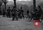 Standbild belgischen Motor Cycle Korps Paris Frankreich, 1915, aus Sekunde 14 historischem Filmmaterial Videoclip 65675024142