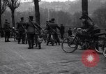 Standbild belgischen Motor Cycle Korps Paris Frankreich, 1915, aus Sekunde 15 historischem Filmmaterial Videoclip 65675024142