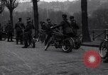 Standbild belgischen Motor Cycle Korps Paris Frankreich, 1915, aus Sekunde 19 historischem Filmmaterial Videoclip 65675024142