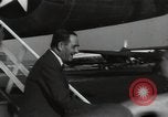 Immagine di Dignitario arriva in aeroporto America Latina, 1954, secondo 14 filmato di repertorio 65675024180