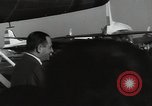 Immagine di Dignitario arriva in aeroporto America Latina, 1954, secondo 15 filmato di repertorio 65675024180