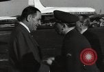 Immagine di Dignitario arriva in aeroporto America Latina, 1954, secondo 18 filmato di repertorio 65675024180