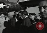 Immagine di Dignitario arriva in aeroporto America Latina, 1954, secondo 23 filmato di repertorio 65675024180