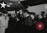 Immagine di Dignitario arriva in aeroporto America Latina, 1954, secondo 25 filmato di repertorio 65675024180