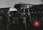 Immagine di Dignitario arriva in aeroporto America Latina, 1954, secondo 30 filmato di repertorio 65675024180