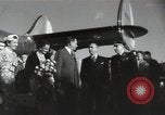 Immagine di Dignitario arriva in aeroporto America Latina, 1954, secondo 42 filmato di repertorio 65675024180