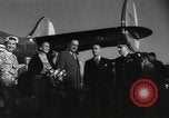 Immagine di Dignitario arriva in aeroporto America Latina, 1954, secondo 43 filmato di repertorio 65675024180