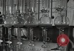 Standbild chemische Experimente United States USA, 1948, aus Sekunde 57 historischem Filmmaterial Videoclip 65675024267
