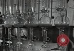 Standbild chemische Experimente United States USA, 1948, aus Sekunde 59 historischem Filmmaterial Videoclip 65675024267