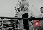 Immagine di Mae West South Hampton Inghilterra, 1941, secondo 9 filmato di repertorio 65675024279