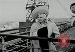 Immagine di Mae West South Hampton Inghilterra, 1941, secondo 10 filmato di repertorio 65675024279