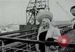 Immagine di Mae West South Hampton Inghilterra, 1941, secondo 11 filmato di repertorio 65675024279