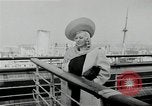 Immagine di Mae West South Hampton Inghilterra, 1941, secondo 15 filmato di repertorio 65675024279