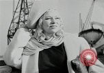 Immagine di Mae West South Hampton Inghilterra, 1941, secondo 19 filmato di repertorio 65675024279