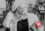 Immagine di Mae West South Hampton Inghilterra, 1941, secondo 20 filmato di repertorio 65675024279