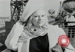 Immagine di Mae West South Hampton Inghilterra, 1941, secondo 21 filmato di repertorio 65675024279