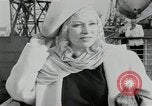 Immagine di Mae West South Hampton Inghilterra, 1941, secondo 22 filmato di repertorio 65675024279
