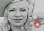 Immagine di Mae West South Hampton Inghilterra, 1941, secondo 23 filmato di repertorio 65675024279