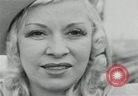 Immagine di Mae West South Hampton Inghilterra, 1941, secondo 24 filmato di repertorio 65675024279