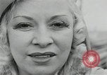 Immagine di Mae West South Hampton Inghilterra, 1941, secondo 25 filmato di repertorio 65675024279